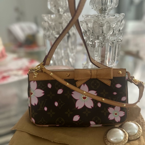 🌸Louis Vuitton🌸
Brown and Pink Monogram Cherry Blossom Coated Canvas, 2003 🌸 - Picture 1 of 11